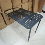 table d'extérieur fixée au pneu de voiture