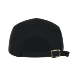 look décontracté avec la casquette ON THE MOMENT
